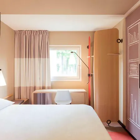 酒店 Ibis Poznan Polnoc 苏奇拉斯